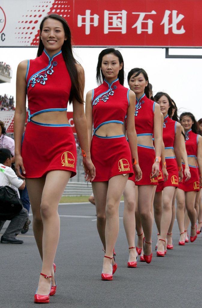 Chinesische Grid Girls am 26. September 2004 auf der chinesischen Formel 1-Rennstrecke bei Shanghai.