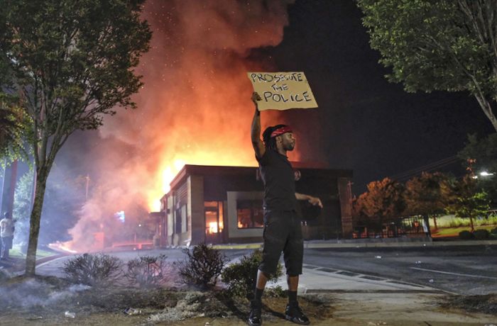 Proteste in Atlanta eskalieren – Schnellrestaurant brennt