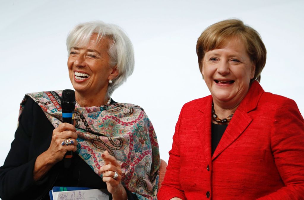 Christine Lagarde und Angela Merkel sitzen beim G-20-Frauengipfel nebeneinander und zeigen sich gut gelaunt.
