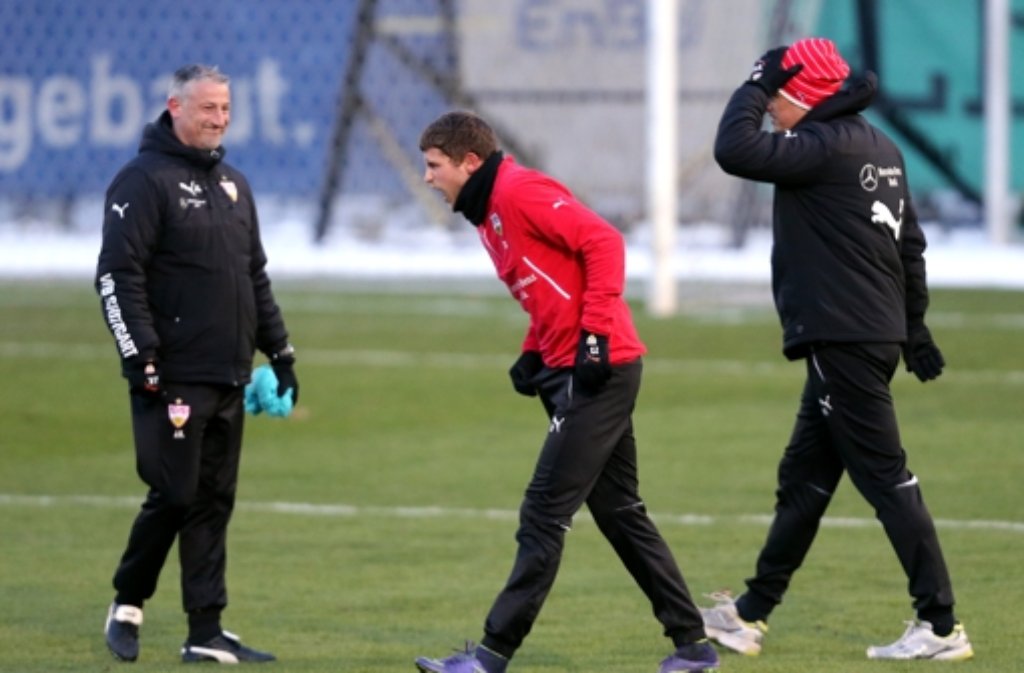 Trainer Jürgen Kramny (links), Artem Kravets (Mitte) und Physio Manuel Roth