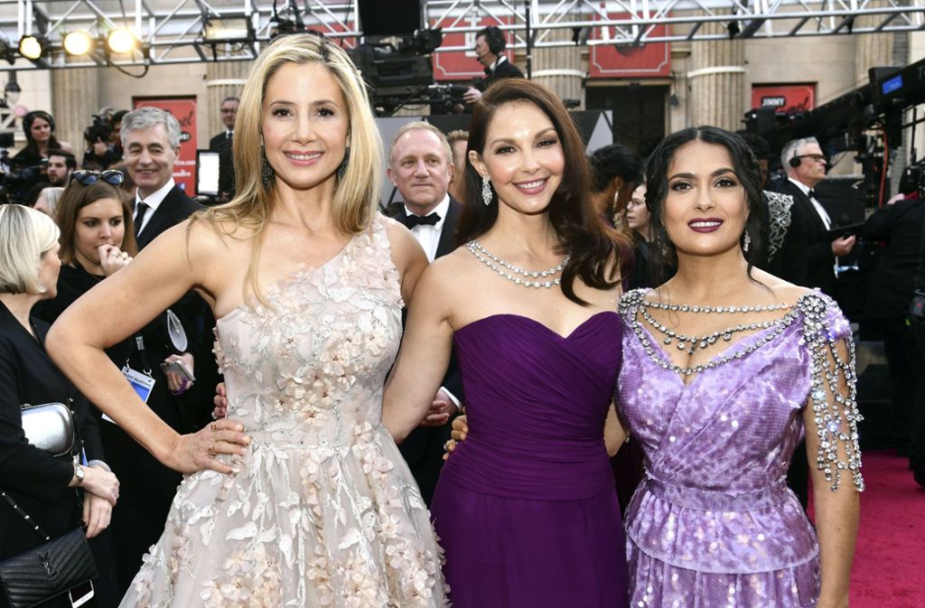 Mira Sorvino, Ashley Judd und Salma Hayek auf dem roten Teppich bei den Oscars.