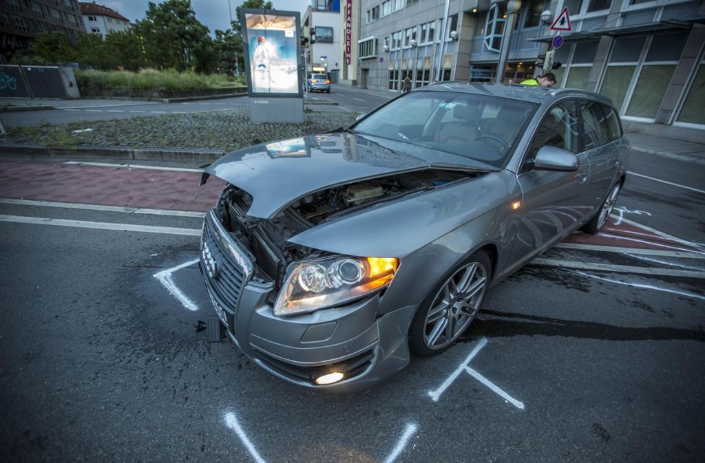 Bei dem Unfall wurden der 31-jährige Audi-Fahrer sowie seine beiden Mitfahrer verletzt.
