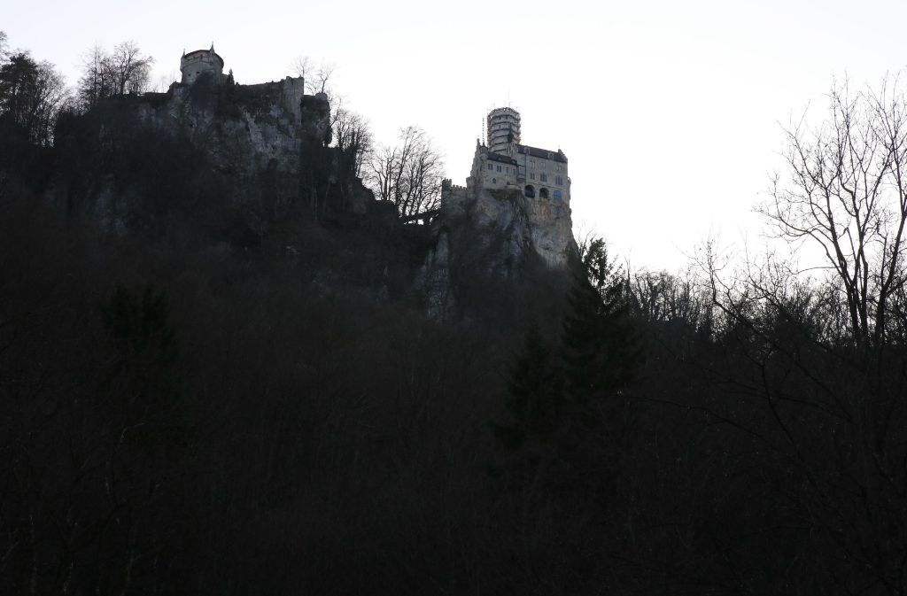 Der 32-Jährige rutschte am Schloss Lichtensetein (Kreis Reutlingen) einen 30 Meter langen Hang hinunter und prallte gegen zwei Bäume.