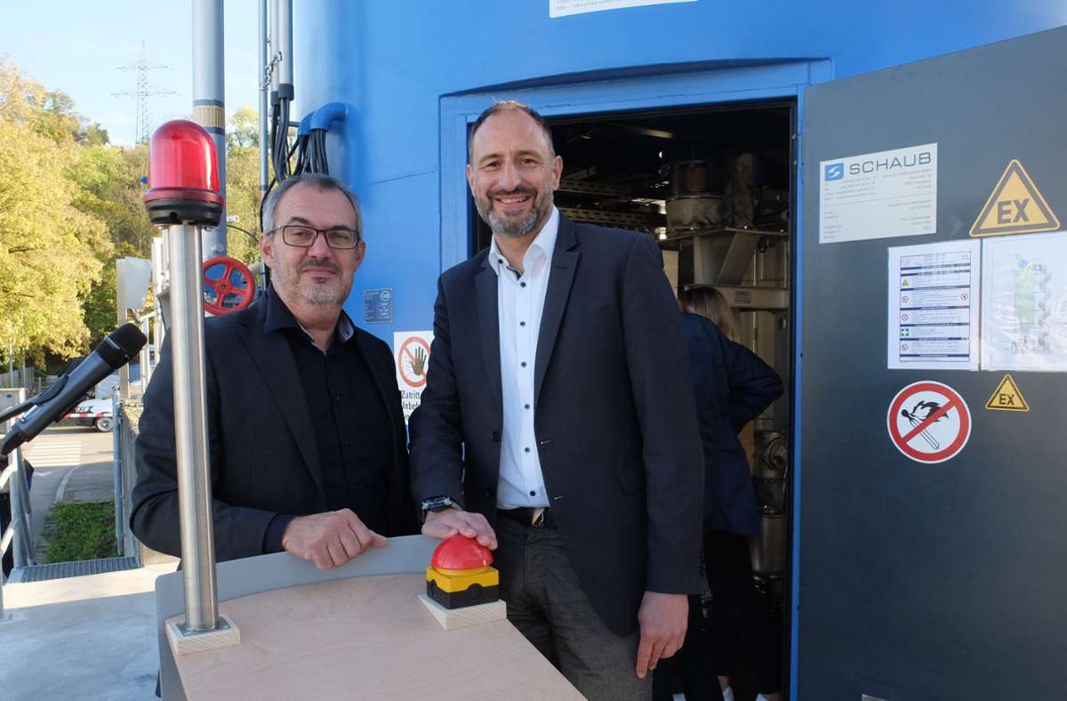 Tiefbauamtsleiter Jürgen Mutz (li.) und Klärwerksleiter Boris Diehm am Startknopf für die Spurenstoffelimination im Hauptklärwerk Mühlhausen
