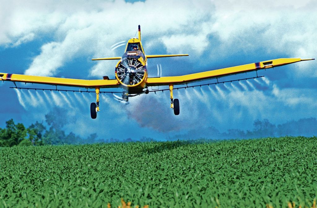 Ein Flugzeug besprüht ein Mais-Feld in Nebraska mit Pflanzenschutzmitteln. Foto: Mauritius