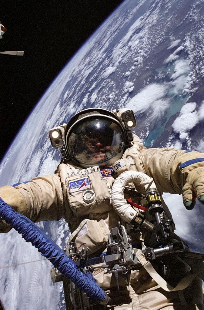 Astronaut Michael Fincke trägt 1985 bei einem Weltraumspaziergang außerhalb der International Space Station (ISS) einen Orlan Space suit russischer Bauart. Dieser Raumanzug kam auf der sowjetischen Space station Salyut 6, die von 1977 bis 1982 um die Erde kreiste, zum Einsatz..