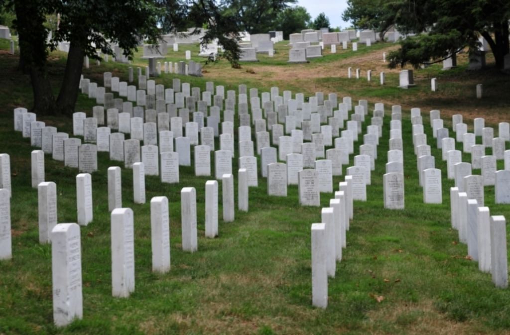 Wie schafft es ein Mann, der zu Lebzeiten offiziell nie gedient hat, im Tod auf den Ehrenfriedhof von Arlington? Ross Thomas weiß die Antwort. Foto: Ralf Rolethschek