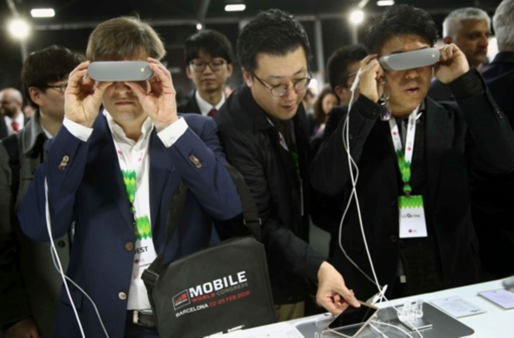 Journalisten testen die Geräte des südkoreanischen Unternehmens LG Electronics