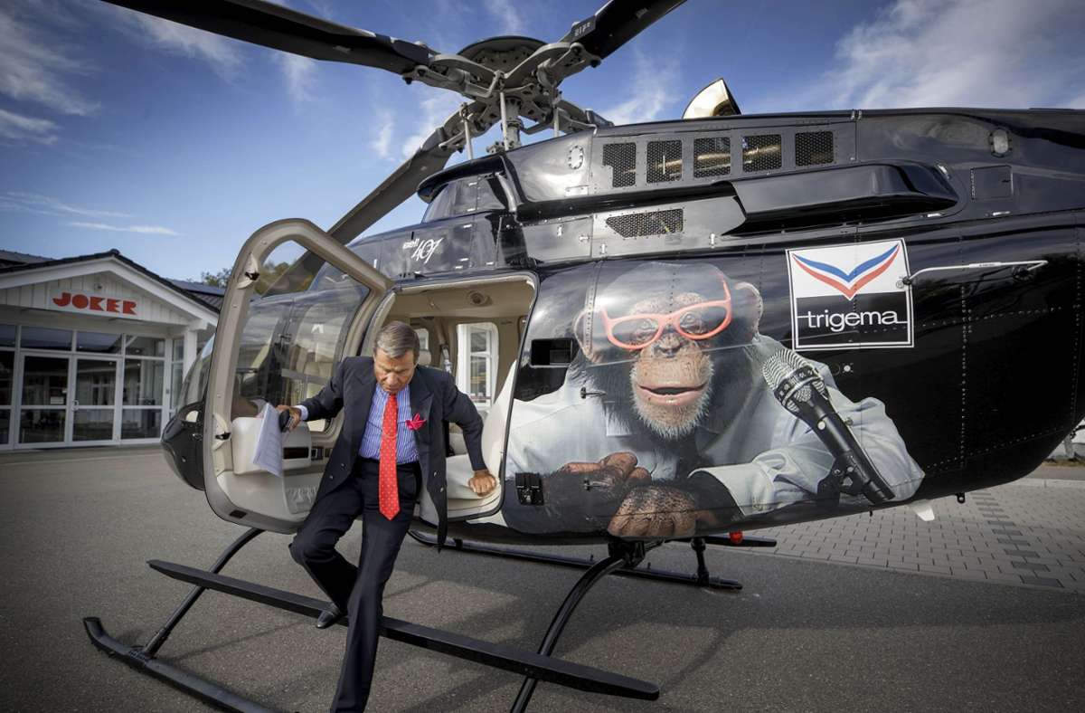 Wolfgang Grupp fliegt im firmeneigenen Hubschrauber zu den 45 sogenannten Trigema-Testgeschäften ...