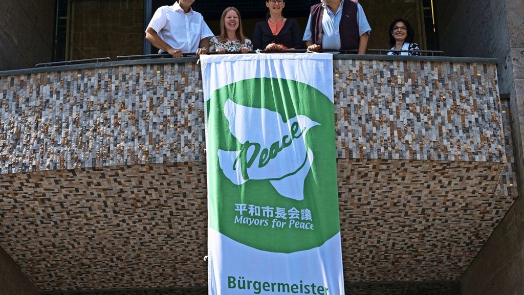 Aktion am Stuttgarter Rathaus: Flaggenhissen  mit Hindernissen