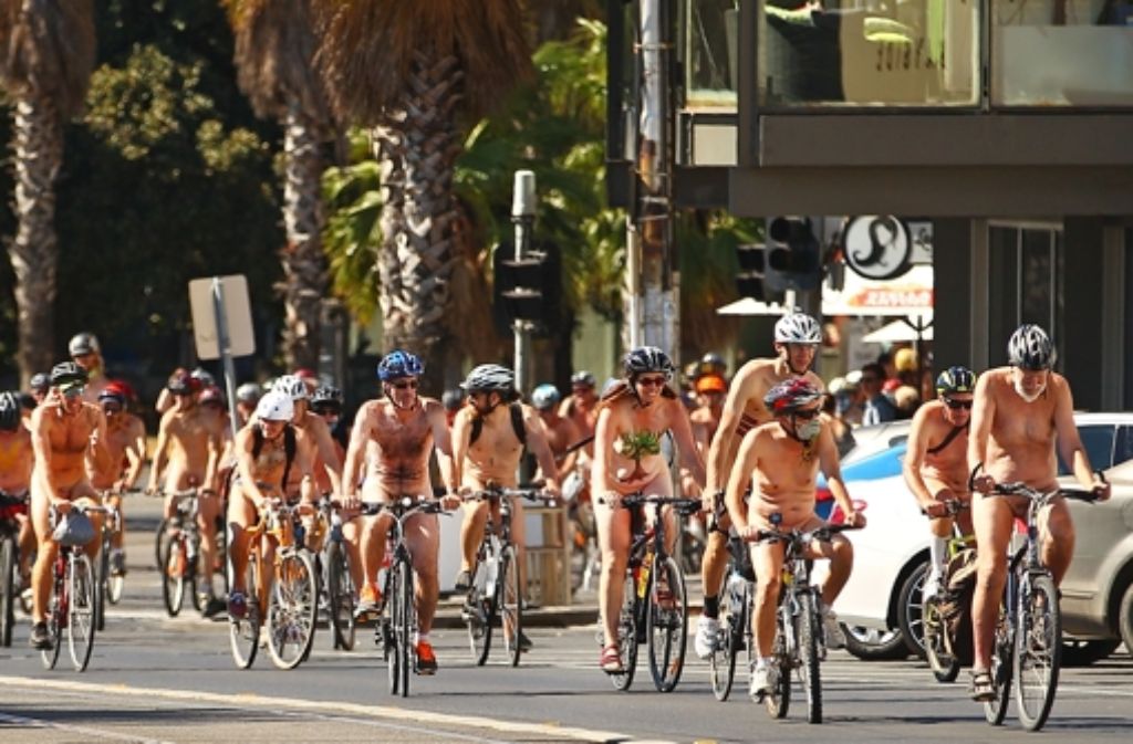 Nackt auf dem Drahtesel: wie hier in Melbourne haben am Sonntag (Ortszeit) Radfahraktivisten auf die Verwundbarkeit von Radlern im Straßenverkehr hingewiesen. Weitere Bilder von der Aktion zeigt die Fotostrecke.