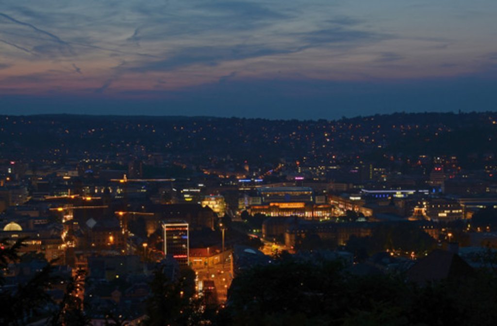 Langsam gehen die Lichter an: Blick über Stuttgart von der Wieland-Wagner-Höhe aus.