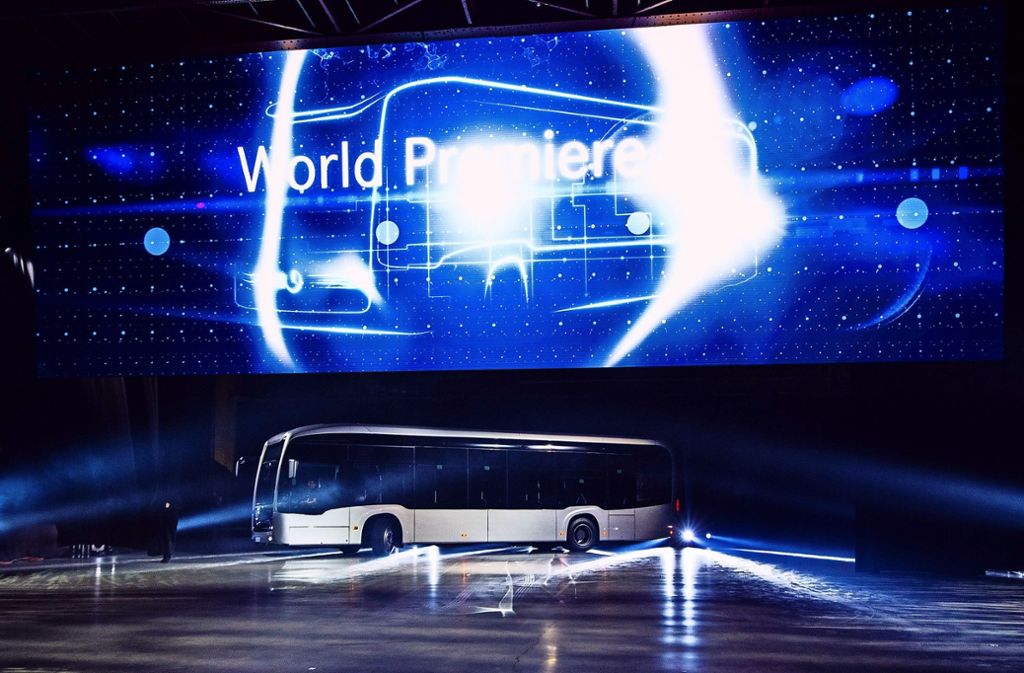 Der neue elektrische Bus glänzt im Scheinwerferlicht.