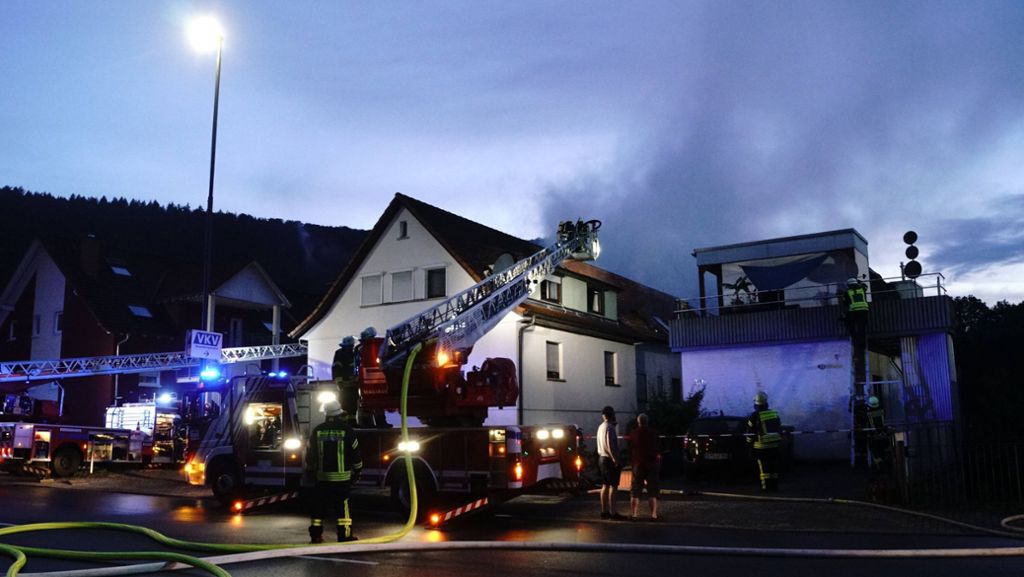  In Neckargemünd brennt am Samstagabend eine Dachgeschosswohnung. Der Bewohner muss von der Feuerwehr mit einer Drehleiter aus dem Haus befreit werden. Er erleidet schwere Verletzungen. 