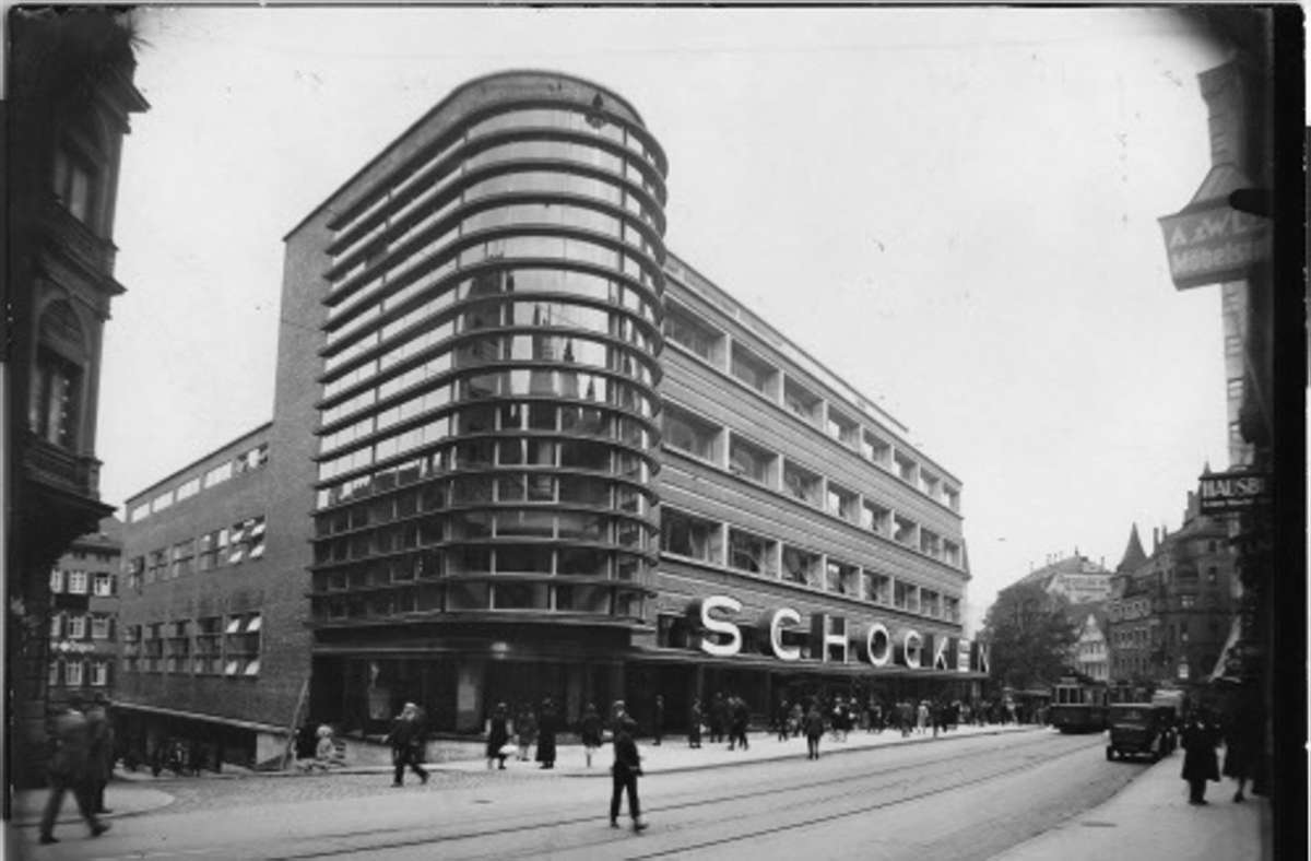 Die Niederlassung in Stuttgart wurde im Oktober 1928 eröffnet. Der Entwurf mit seinem eleganten Spiel aus Glas und Beton stammt von dem jüdischen Architekten Erich Mendelsohn, der auch weitere Schocken-Kaufhäuser baute.