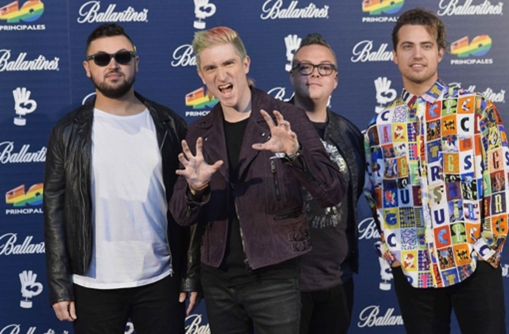 Die Band Walk the Moon sing 2015 „Shut Up and Dance“.