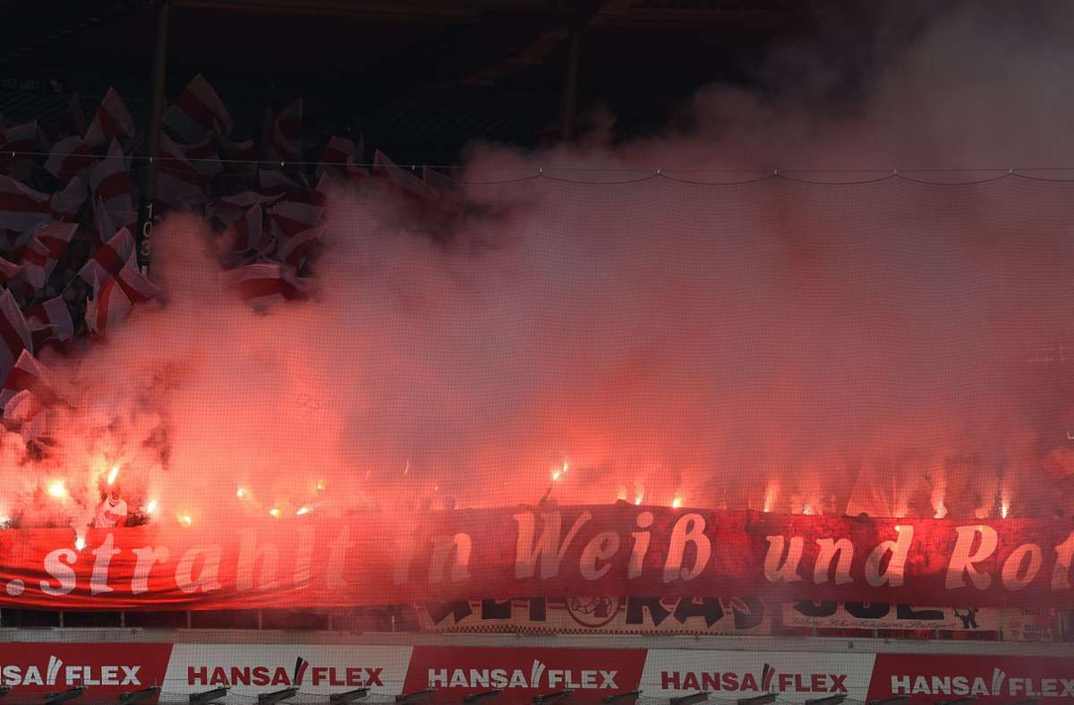 Bengalos im Stadion: VfB-Fans im Stadion von Werder Bremen.