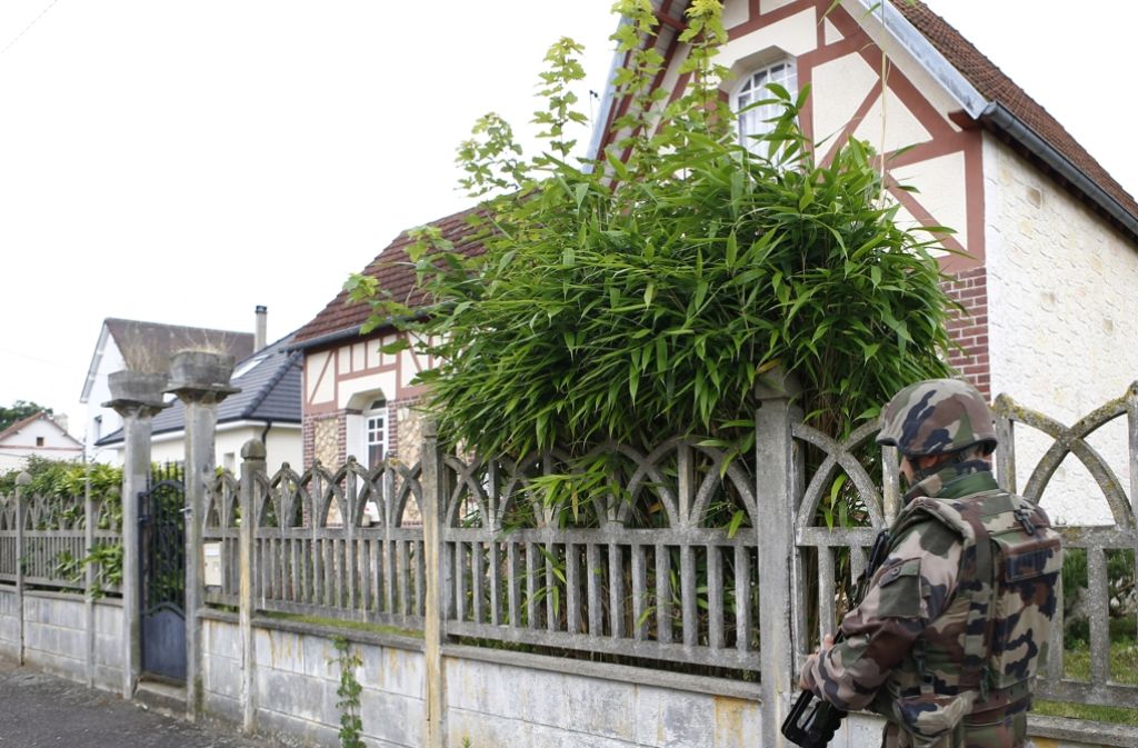 Die Dschihadistenmiliz Islamischer Staat (IS) hat die tödliche Attacke in einer Kirche in Nordfrankreich für sich in Anspruch genommen. Foto: AP