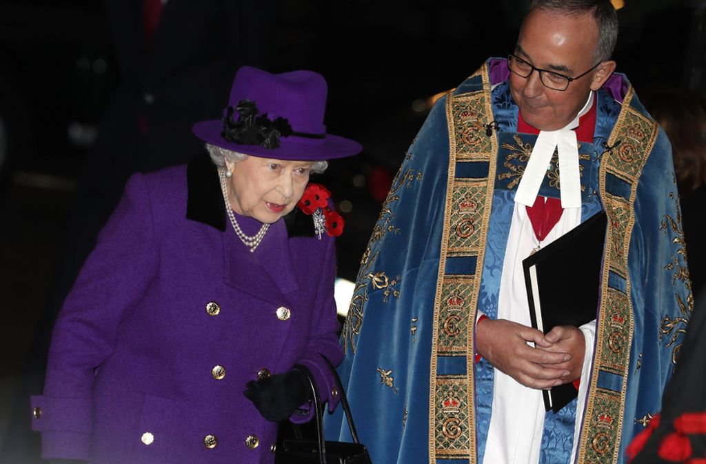 Die Queen kam ohne ihren betagten Mann Prinz Philip in die Kirche.