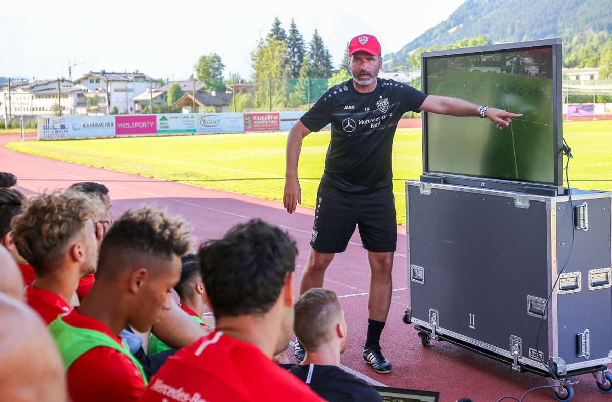 Der damalige Taktikmeister und seine Schüler: Tim Walter erklärt den VfB-Spieler seine Vorstellungen per Video direkt am Spielfeldrand in Kitzbühel.