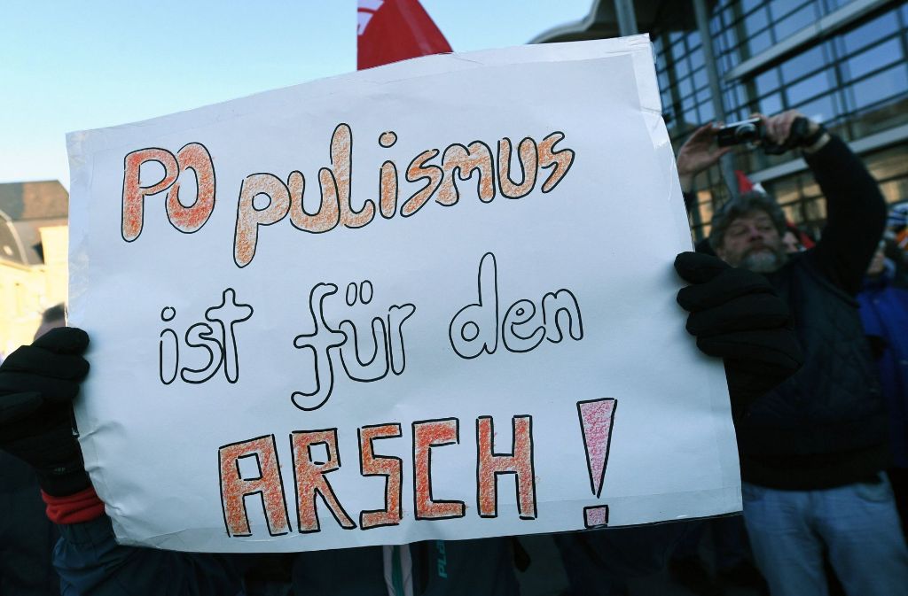 „Populismus ist für den Arsch!“ ist auf einem Schild am 21. Januar in Koblenz bei einer Demonstration zu lesen. Unter dem Motto „Koblenz bleibt bunt !“ protestierten die Teilnehmer gegen die zeitgleich stattfindende Tagung europäischer Rechtspopulisten, der ENF-Fraktion im Europäischen Parlament.