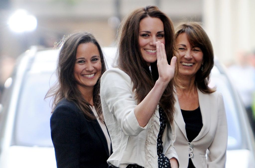 Der Mutter, Carole Middleton (rechts im Bild mit Pippa und Kate), sagt man nach, dass sie den sozialen Aufstieg der Töchter von langer Hand eingefädelt haben soll.