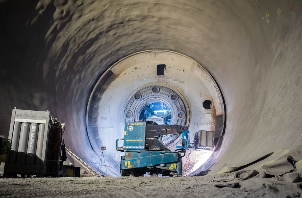 Die Tunnelbohrmaschine für den Fildertunnel hat die Bahn zerlegen lassen, bald ist hier der Rohbau fertig und die Fahrbahn mit Betonschwellen und Schienen kann eingebaut werden. Foto: dpa/Tom Weller