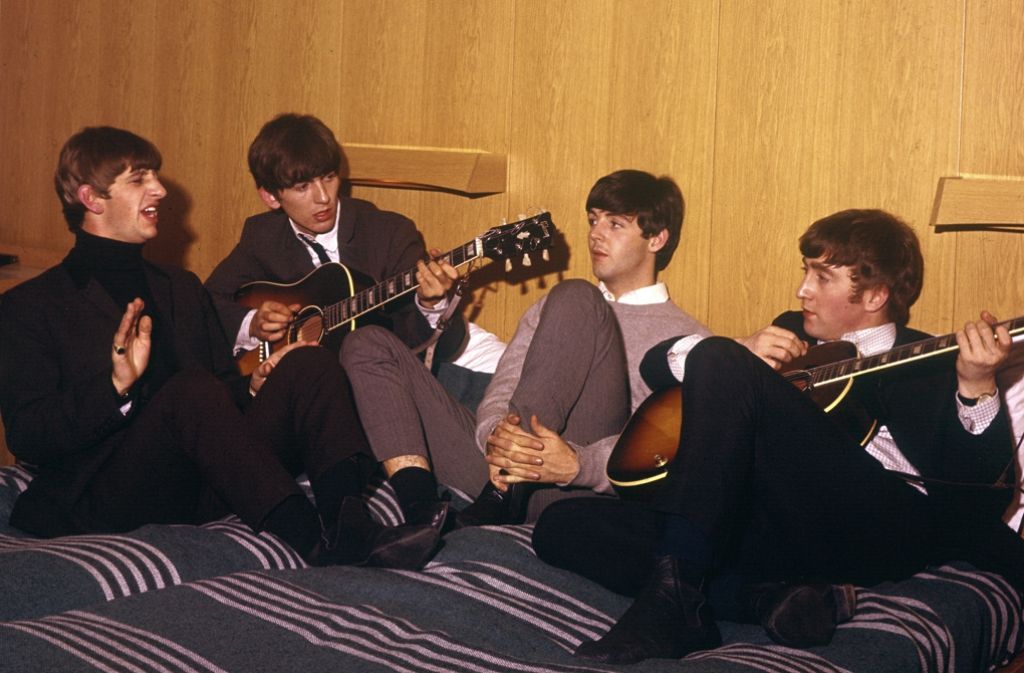Die Beatles 1963 in einem Hotel in Schweden