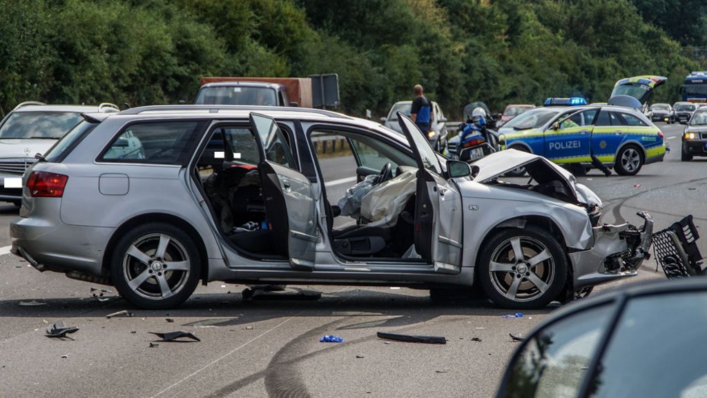 A81 Richtung Stuttgart: Autofahrer rast in Stauende und wird lebensgefährlich verletzt