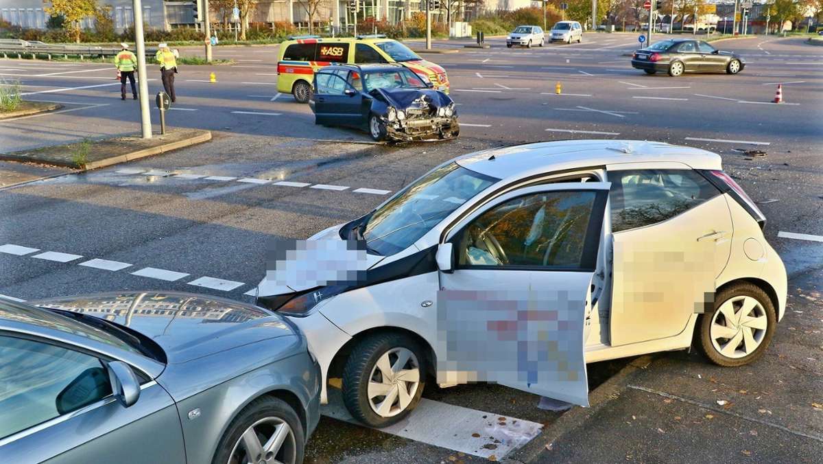 Stuttgart-Weilimdorf: Eine Schwerverletzte bei Unfall an Kreuzung
