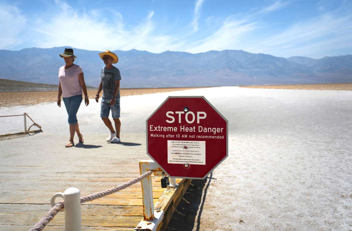 Ein Schild warnt im Death Valley National Park, Kalifornien, in mehreren Sprachen vor extremer Hitze. Der Juli ist der heißeste Monat im Park mit einer durchschnittlichen Höchsttemperatur von 46,5 Grad Celsius.