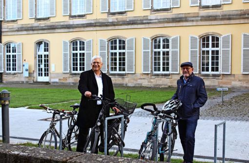 Ein Platz fürs Fahrrad:  Rektor Stephan Dabbert und Verkehrsminister Winfried Hermann Foto: Jacqueline Fritsch