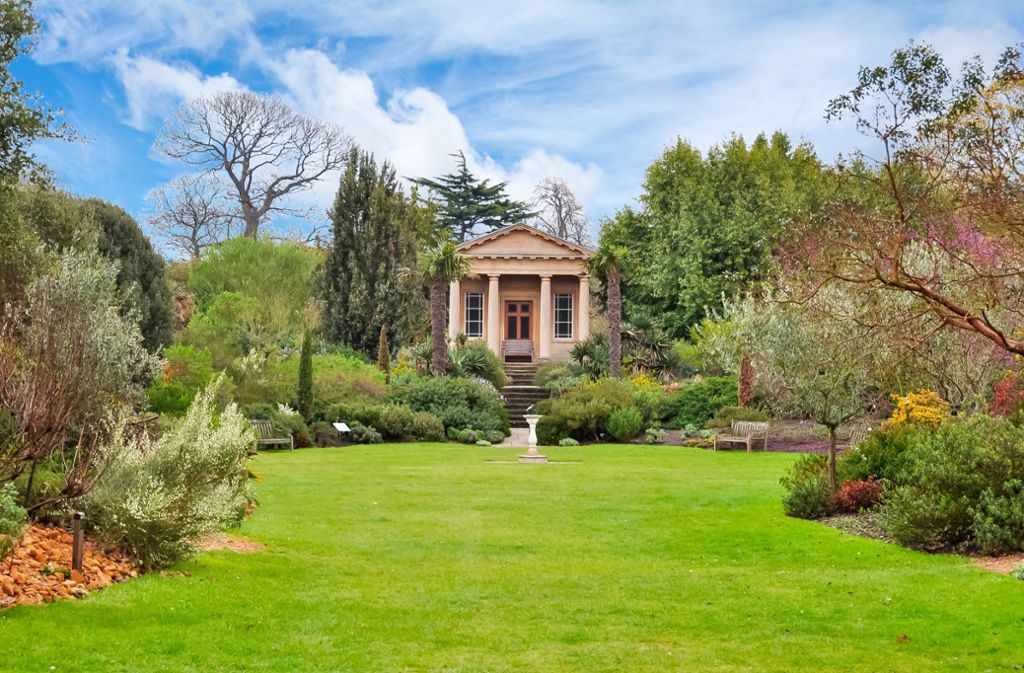 Kew Gardens ist ein Beispiel für den englischen Landschaftsgarten: Parklandschaften, ergänzt durch Tempel und Statuen.