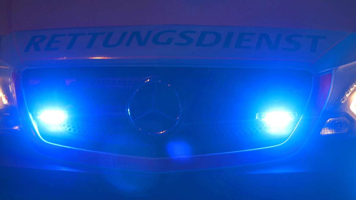 B10 bei Eislingen/Fils: Falschfahrer kollidiert mit anderem Auto –  Drei Verletzte