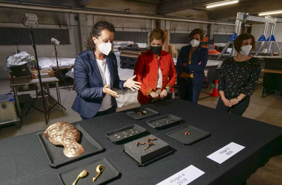 Die Restauratorin Nicole Ebinger (links) erklärt Ministerin Nicole Razavi (zweite von links) die Funde.