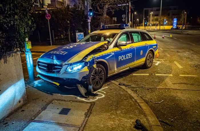 Zusammenstoß in Stuttgart: Zwei Verletzte bei Unfall mit Polizeiauto