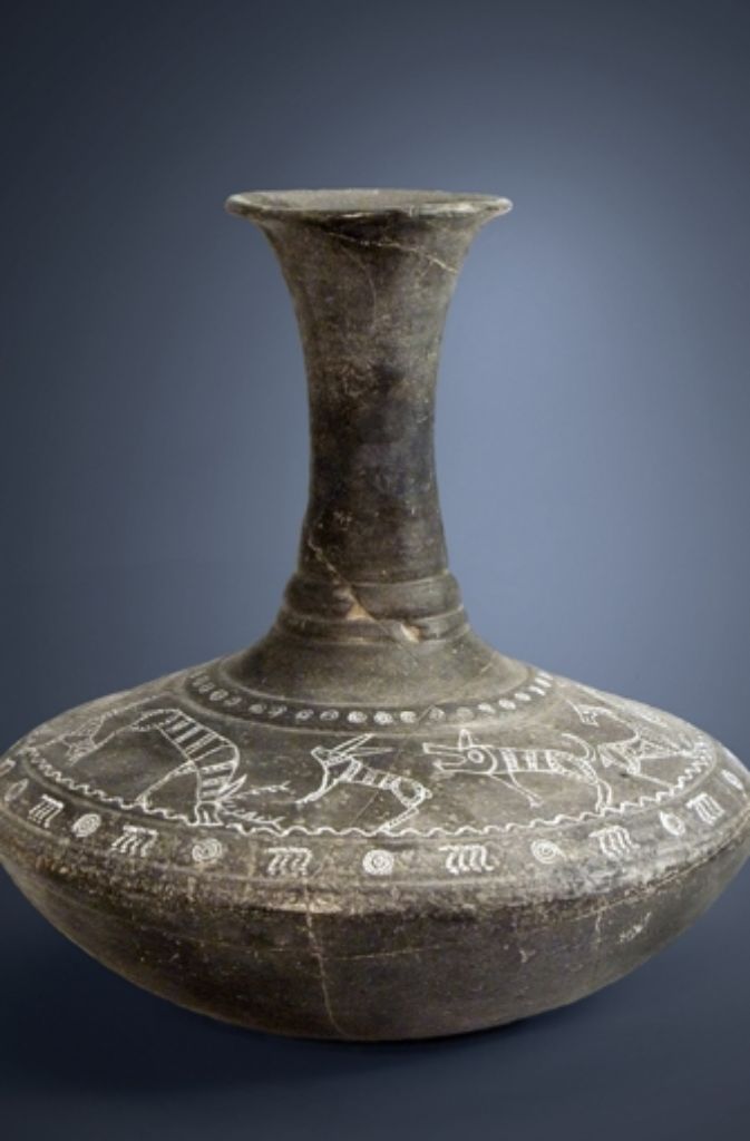 Diese Linsenflasche stammt aus einem Grabhügelfeld bei Matzhausen (Oberpfalz). Der Fund wird auf die Zeit um 400 bis 350 v. Chr. datiert. Der reich gezeichnete Fries umfasst zahlreiche Tiermotive. In dieser Art gilt die Flasche als einmaliges Relikt keltischer Kunst.