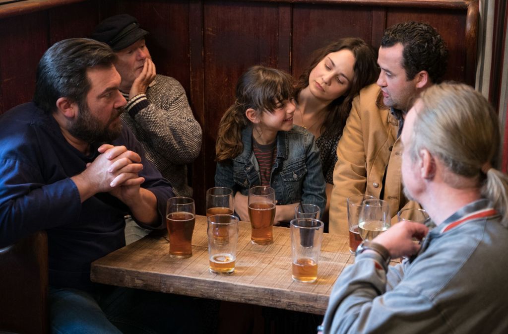 Im Pub lernen sich Danny (Daniel Mays) und Alwyn (Tuppence Middleton) näher kennen.