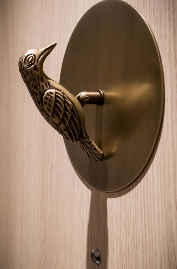 Designer Matteo Thun lässt grüßen: Als Türklopfer an den Türen der Gästezimmer ist der Specht im Einsatz. Im anderen Mövenpick-Hotel beim Flughafen kommt diese Funktion Löwenköpfen zu.