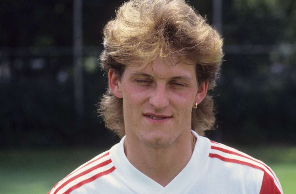 Über die VfB-Jugend und die Amateurmannschaft schaffte Michael Mayer den Sprung zu den Profis. 1993 kehrte er zum SSV Reutlingen zurück.