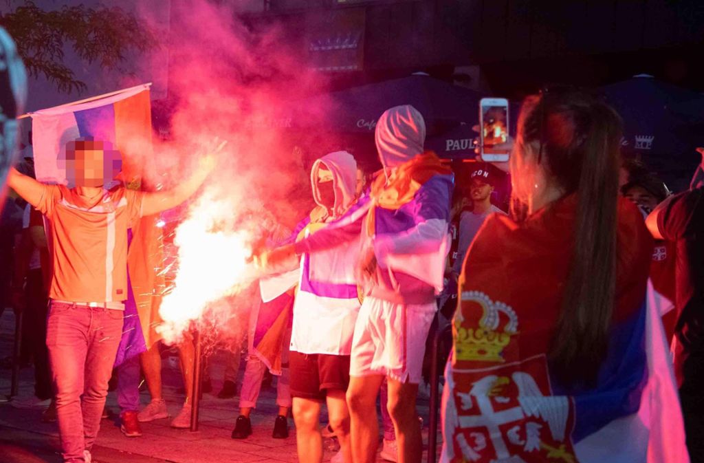 Serbische Fußball-Anhänger machen nach dem WM-Aus ihrer Mannschaft in Stuttgart.