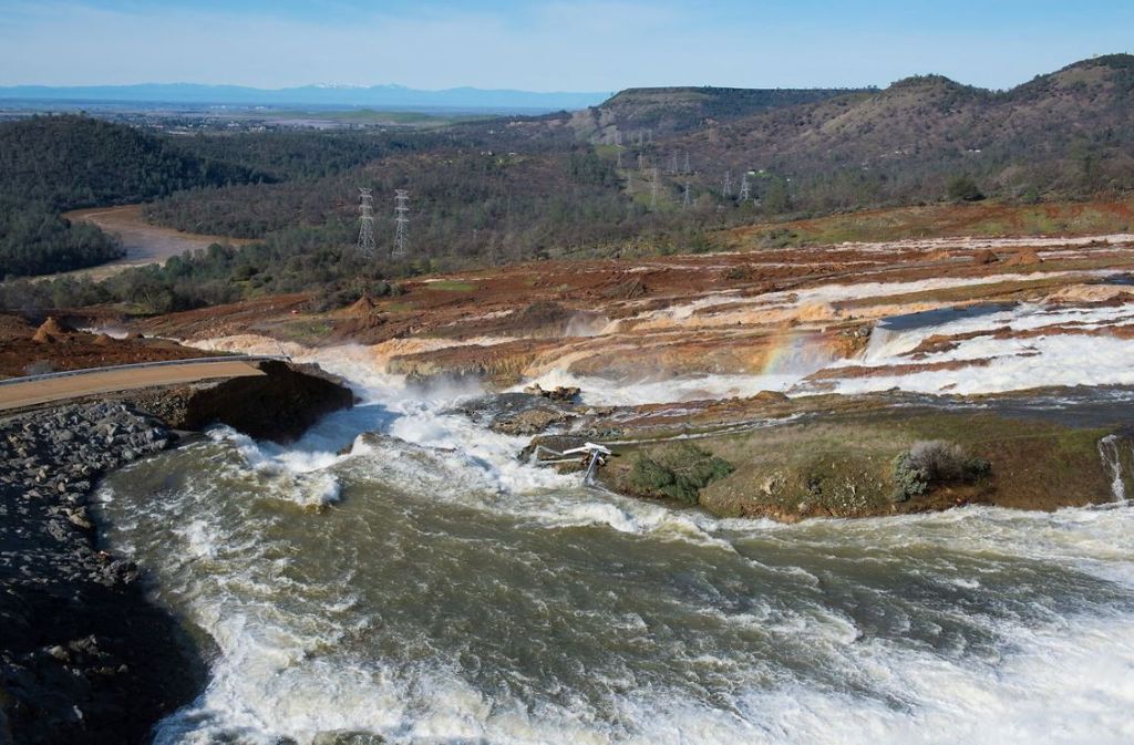 Der Not-Abflusskanal des Oroville-Staudamms ist stark beschädigt. Es kann zu einem Bruch und einer unkontrollierbaren Überflutung kommen.